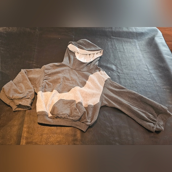 Cozy Grey and white cropped hoodie with flared sleeves - Picture 4 of 9